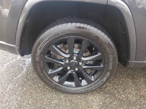 Used 2019 Jeep Grand Cherokee Altitude image 12