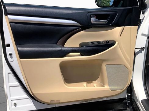 Used 2019 Toyota Highlander XLE FWD image 21