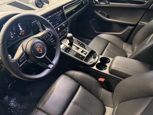 Certified 2025 Porsche Macan AWD/4WD image 4
