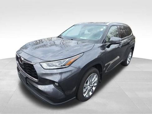 Used 2020 Toyota Highlander Limited image 2