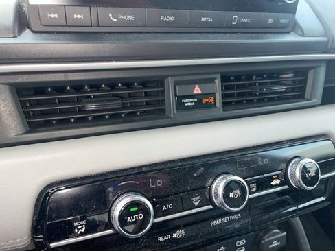 Used 2023 Honda Pilot LX image 13
