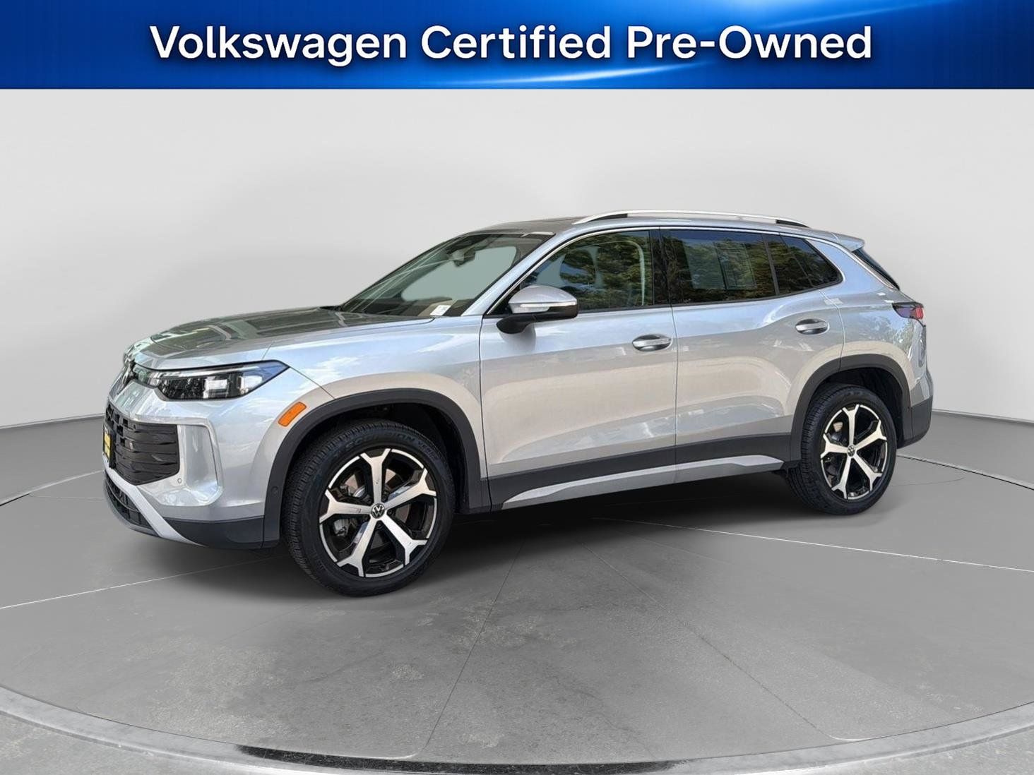 Certified 2025 Volkswagen Tiguan SE w/ Panoramic Sunroof Package AWD/4WD image 1