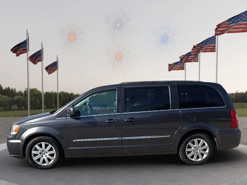 Used 2016 Chrysler Town & Country Touring FWD image 7