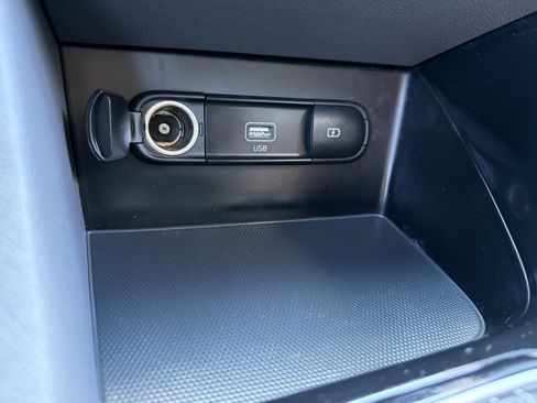 Used 2022 Kia Niro LXS FWD image 35