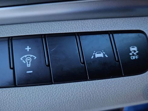 Used 2020 Hyundai Elantra SE w/ Winter Weather Package image 25