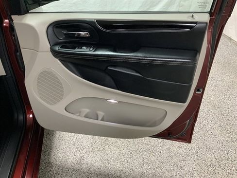 Used 2019 Dodge Grand Caravan SXT image 21