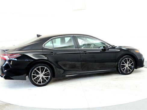 Used 2023 Toyota Camry SE image 6