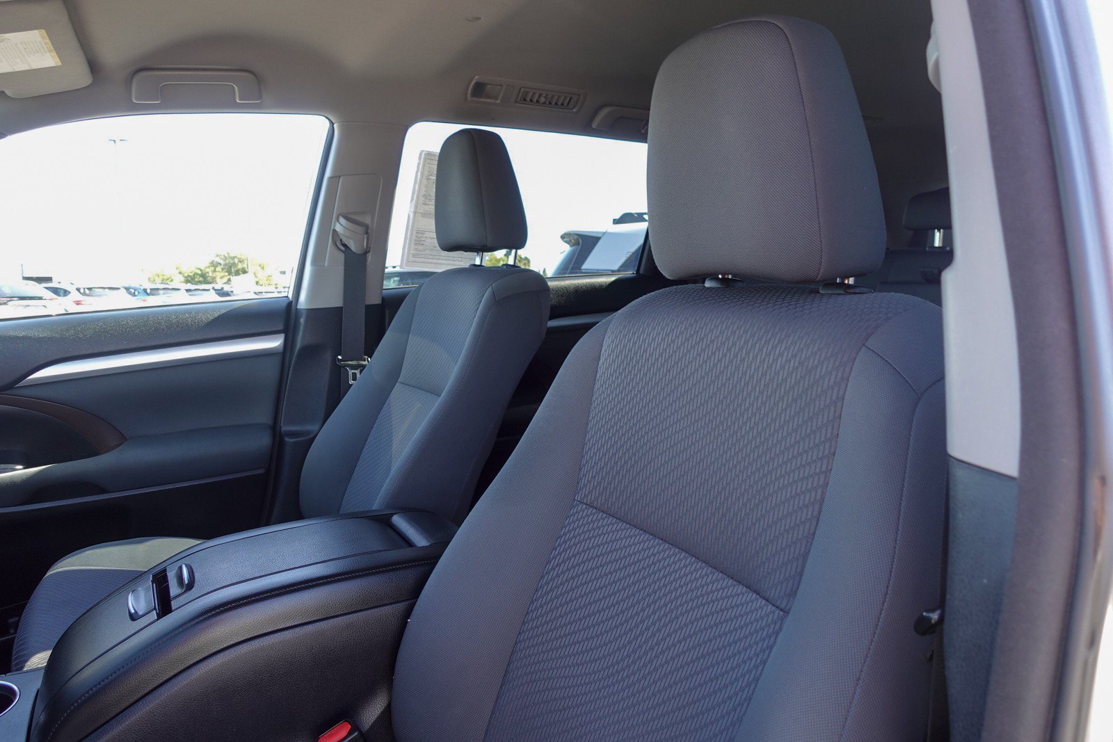 Used 2018 Toyota Highlander LE AWD/4WD image 10