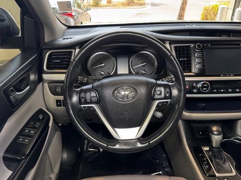 Used 2018 Toyota Highlander XLE FWD image 17