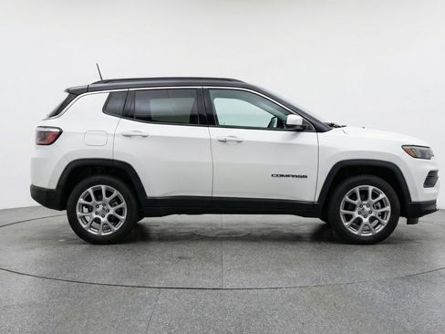 Used 2025 Jeep Compass Limited image 11