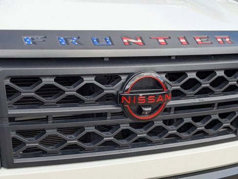 Used 2022 Nissan Frontier Pro-X image 3