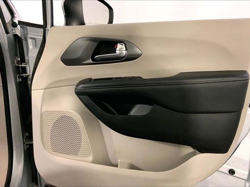 Used 2023 Chrysler Pacifica Touring-L image 26