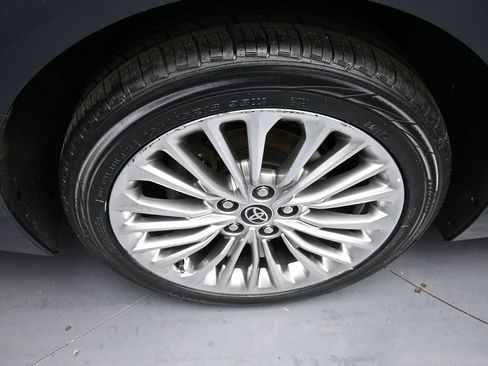 Used 2020 Toyota Avalon Limited image 12