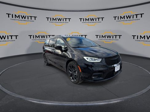 Used 2025 Chrysler Pacifica Limited image 3