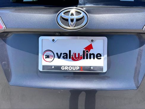 Used 2018 Toyota RAV4 LE FWD image 10