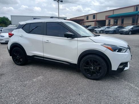 Used 2020 Nissan Kicks SR w/ SR Premium Package FWD image 3