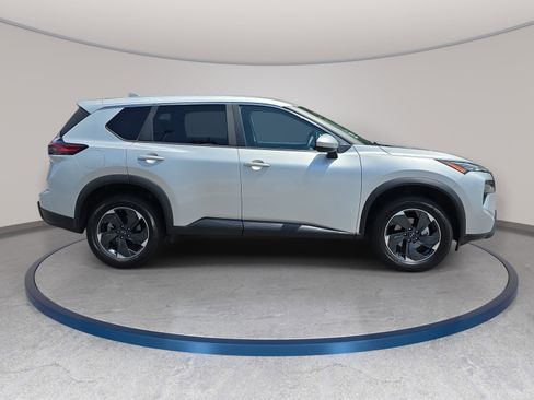 Used 2024 Nissan Rogue SV AWD/4WD image 4
