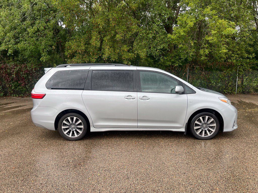 Used 2020 Toyota Sienna XLE AWD/4WD image 2