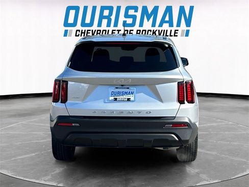 Used 2022 Kia Sorento LX image 5