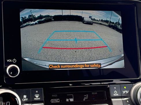 Used 2023 Toyota Highlander LE FWD image 19