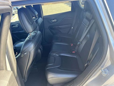 Used 2019 Jeep Cherokee Latitude Plus image 12