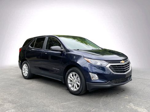 Used 2021 Chevrolet Equinox LS w/ LS Convenience Package FWD image 2