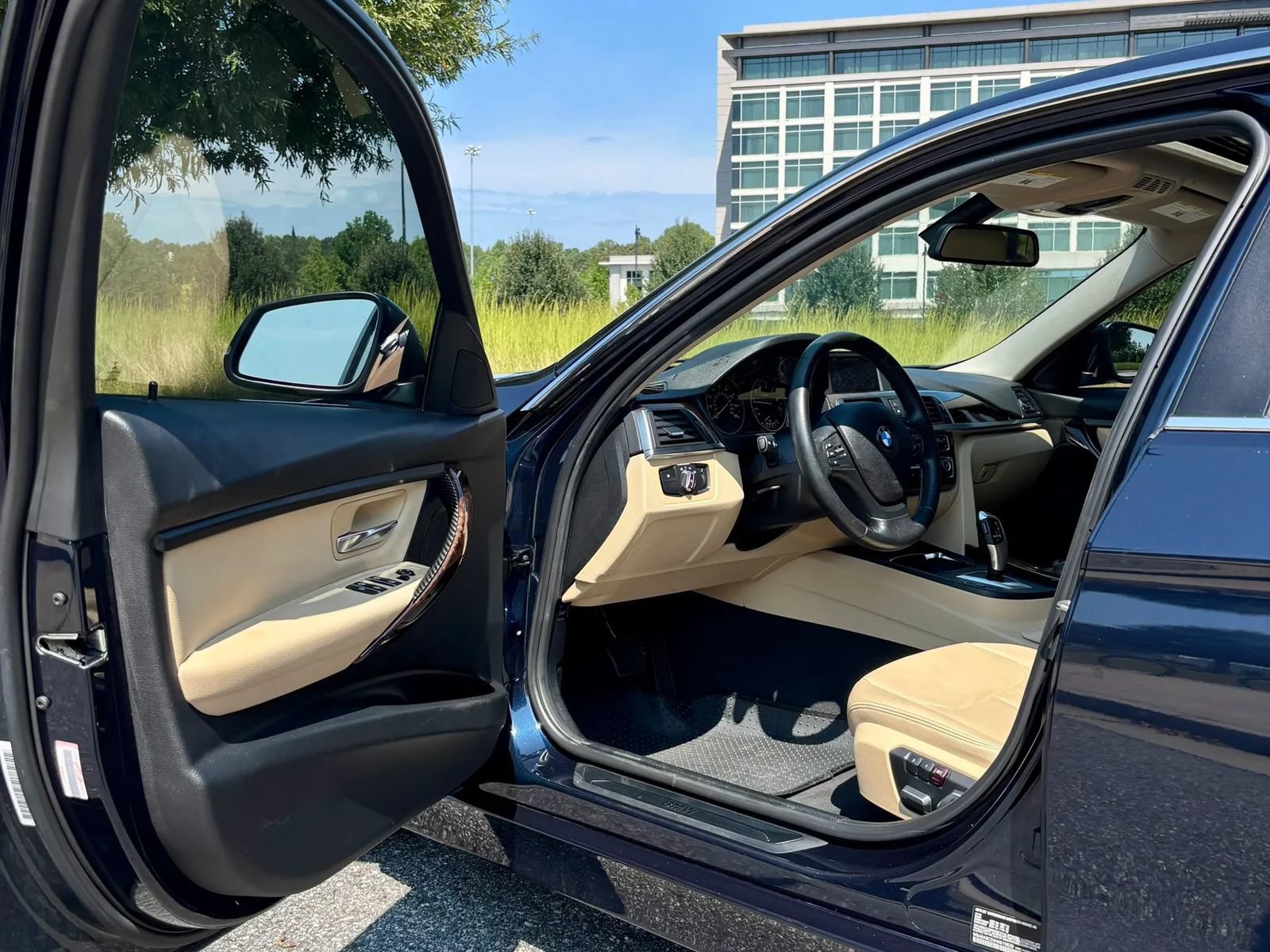 Used 2017 BMW 320i Sedan RWD image 9