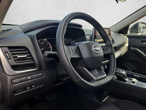 Used 2025 Nissan Rogue SV image 10