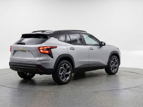 Used 2025 Chevrolet Trax LT FWD image 9