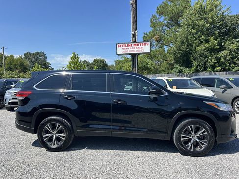 Used 2019 Toyota Highlander LE FWD image 3