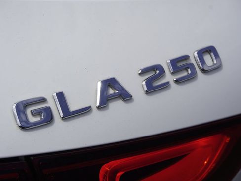 Used 2021 Mercedes-Benz GLA 250 4MATIC w/ Premium Package image 27