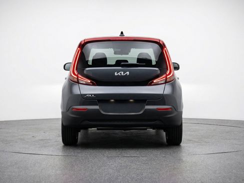 Used 2025 Kia Soul LX w/ LX Technology Package FWD image 7