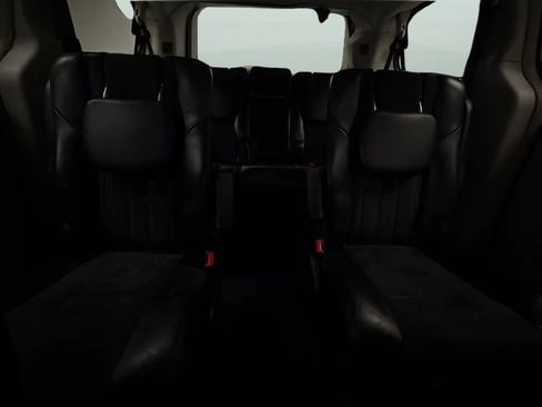 Used 2016 Chrysler Town & Country Limited FWD image 19