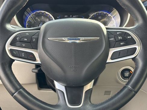 Used 2017 Chrysler Pacifica Touring-L w/ Tire & Wheel Group image 21