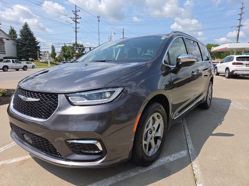 Used 2023 Chrysler Pacifica Limited w/ Uconnect Theater Family Group AWD/4WD image 5