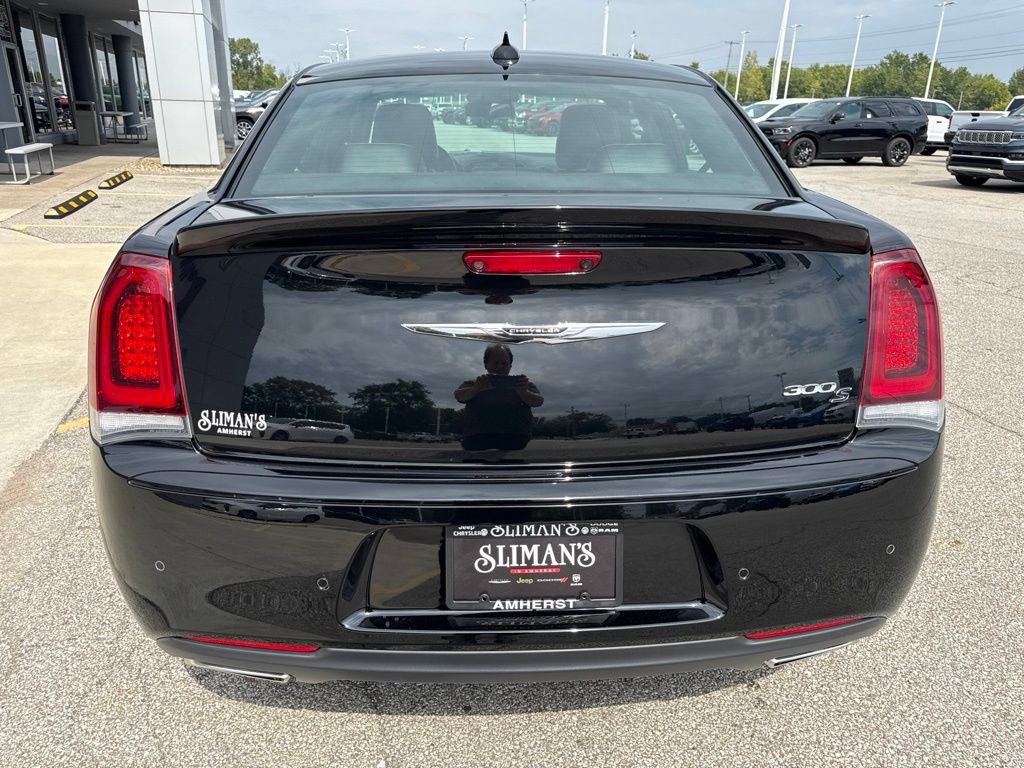 Used 2020 Chrysler 300 S w/ 300S Premium Group RWD image 6