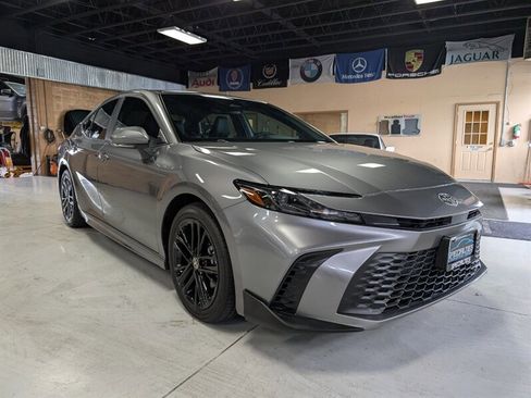Used 2025 Toyota Camry SE w/ Convenience Package FWD image 1