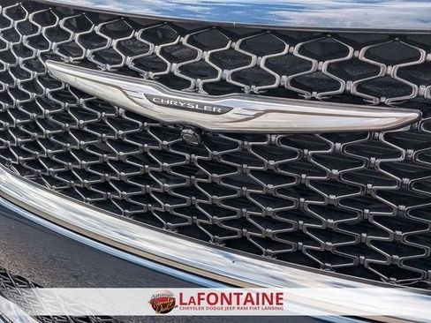 Used 2023 Chrysler Pacifica Touring-L image 8