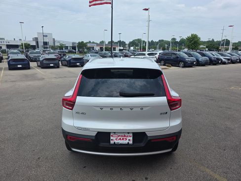 Used 2024 Volvo XC40 B5 Plus image 4