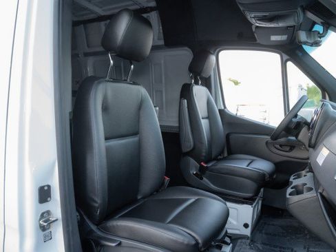 Used 2025 Mercedes-Benz Sprinter 2500 image 16
