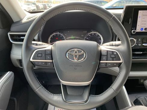 Used 2025 Toyota Highlander LE AWD/4WD image 19