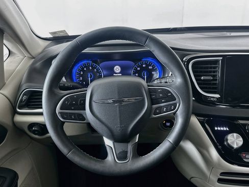Used 2024 Chrysler Pacifica Touring-L FWD image 18