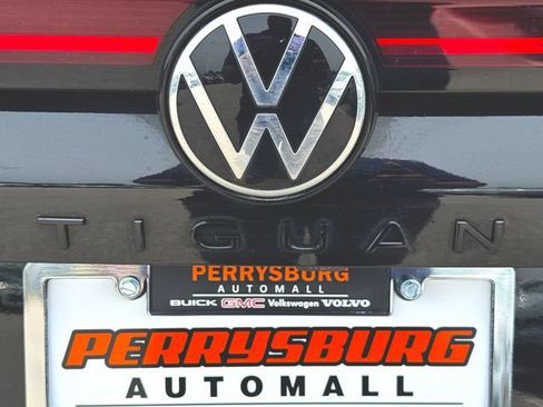 Certified 2025 Volkswagen Tiguan SE R-Line FWD image 32