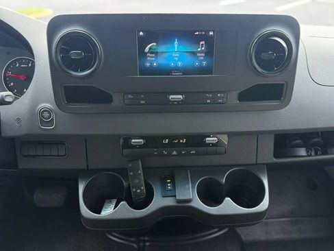 Used 2020 Mercedes-Benz Sprinter 2500 image 23