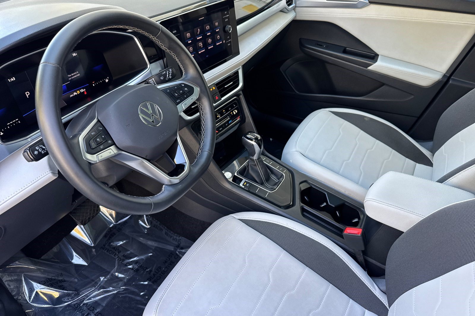 Used 2025 Volkswagen Taos SE FWD image 4