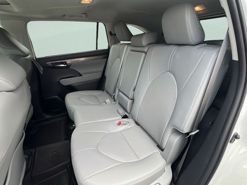 Used 2026 Toyota Highlander Limited AWD/4WD image 10