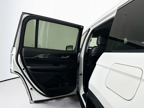 Used 2023 Jeep Grand Cherokee L Laredo image 25