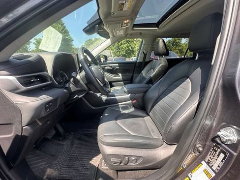 Used 2023 Toyota Highlander XLE FWD image 23