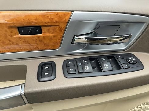 Used 2008 Chrysler Town & Country Limited image 14