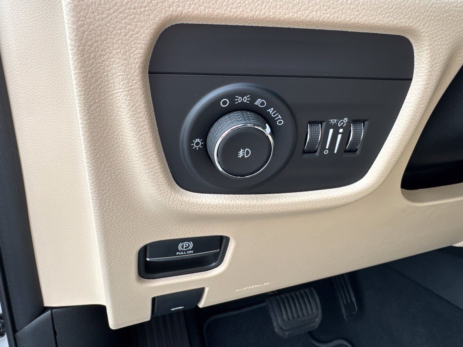 Used 2025 Jeep Grand Cherokee Limited w/ Luxury Tech Group II AWD/4WD image 18